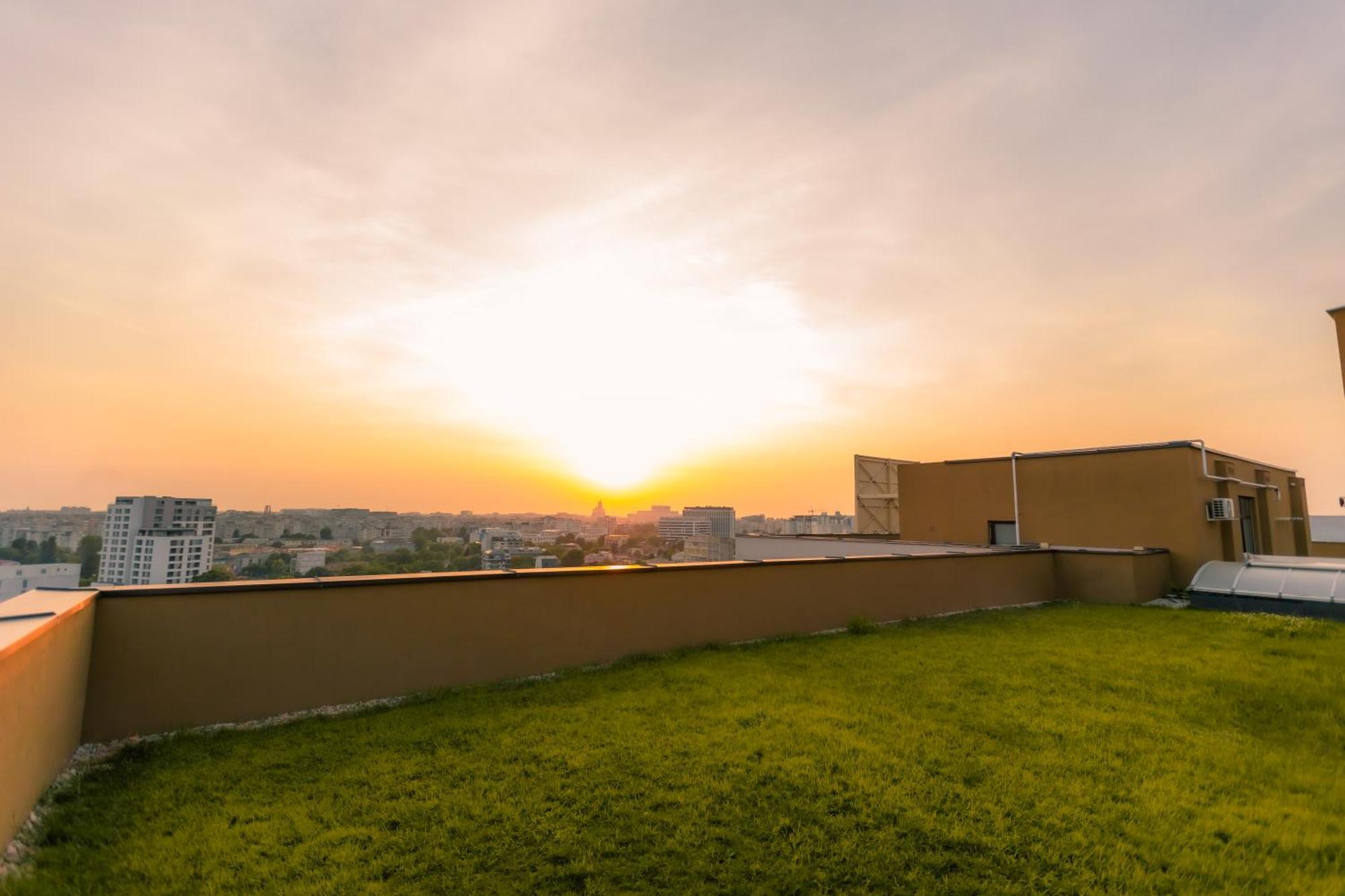 Sunset Apartment - Central Apt With Rooftop Garden Bucharest Luaran gambar